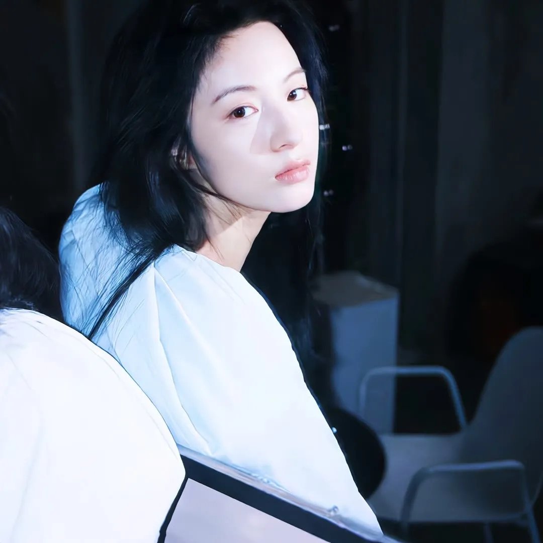 血红溅白纱